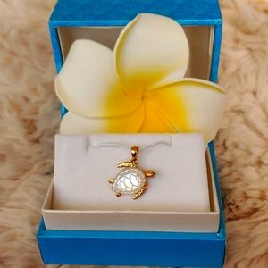 Maui Divers Jewelry Honu Mother of pearl pendant in yellow gold. 16mm